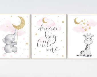 Arte para quarto de bebê com girafa: decoração rosa e dourada