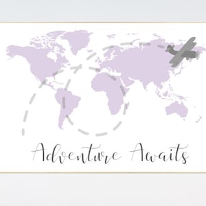 Decoração de berçário menina roxa, mapa de decoração de berçário, berçário lilás, aventura aguarda, decoração de berçário de viagem, mapa mundial, berçário de lavanda