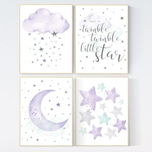 Pode incluir: Quatro impressões emolduradas em aquarela com tema celestial. As impressões apresentam uma nuvem roxa com estrelas cadentes, o texto "twinkle twinkle little star", uma lua crescente e várias estrelas.