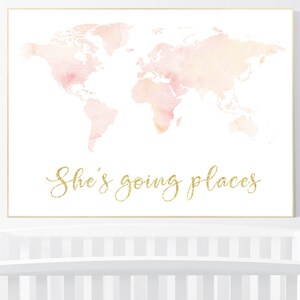 Mapa del mundo en acuarela, coral claro, melocotón claro, habitación de niña en la guardería, mapa de arte de pared para guardería, impresión de mapas, decoración de habitación de niña