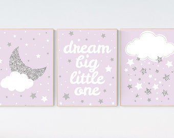 Lavendel kinderkamerkunstprints: zilveren maan, sterren, wolkdecor
