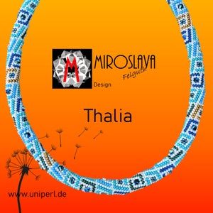 Op de afbeelding: Een kralenketting in blauw, wit en goud, met een geometrisch patroon. Het woord "Thalia" is zichtbaar, samen met het logo van de ontwerper en het websiteadres. De achtergrond is oranje.