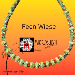 Op de afbeelding: Een kralenketting met een kleurrijk bloemmotief. De ketting heeft een herhalend patroon van groene, gele, rode en blauwe kralen. De tekst "Feen Wiese" en het logo van de ontwerper zijn ook zichtbaar.