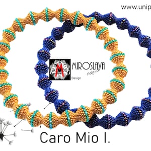 Op de afbeelding: Twee kralenkettingen in een spiraalvorm. De ene ketting is goud en teal, de andere is blauw en paars. De kettingen zijn in een achtvorm gerangschikt. De tekst "Caro Mio I." staat onderaan de afbeelding.