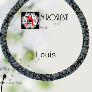 Op de afbeelding: Een grijze en zwarte kralenketting met gouden accenten. De ketting heeft de vorm van een cirkel en heeft een patroon van kleine, herhalende vormen. De ketting ligt op een witte achtergrond met de tekst "MIROSLAVA Felguth Design" en "Louis" eronder.