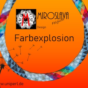 Op de afbeelding: Een kleurrijke kralenketting met een geometrisch patroon, met een levendige mix van kleuren. De afbeelding bevat de tekst "Farbexplosion" en de naam van de ontwerper, Miroslava Felguth, op een oranje achtergrond.