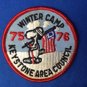 Ecusson du camp de scouts 1975-76 du camp d&#39;hiver du conseil régional de Keystone en Pennsylvanie avec Snoopy
