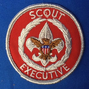Boy-scout adulte position patch scout exécutif