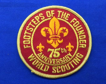 Parche del 75.º aniversario del Movimiento Scout Mundial de los Boy Scouts: Tras los pasos del fundador