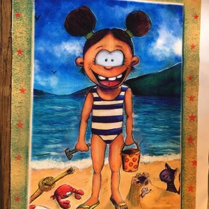 Peut inclure: Illustration colorée d'un enfant à la plage. L'enfant, avec des couettes, porte un maillot de bain rayé et tient un seau et un marteau. Un château de sable, un crabe et d'autres objets de plage sont également visibles. L'image a une bordure verte et rouge étoilée.