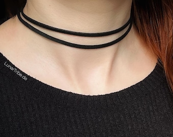 Schwarze Choker Kette aus schmalem, veganem Lederband: doppelte Lederkette zum Wickeln mit größenverstellbarem Verschluss aus Edelstahl