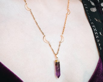 Goldene Mondkette mit Amethyst Spitze Anhänger, goldene Edelstahl Halskette mit Halbmonden in verschiedenen Längen, witchy Hexenschmuck