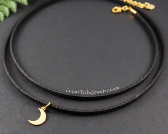 Witchy Choker Kette mit goldenem Mondanhänger, schwarze Choker Kette mit Mond, Wickelkette, Mondchoker, witchy Schmuck, Mond Kette