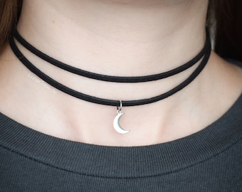 Collana con ciondolo girocollo in velluto nero con pietra di luna arcobaleno in argento e bronzo vintage - Italia
