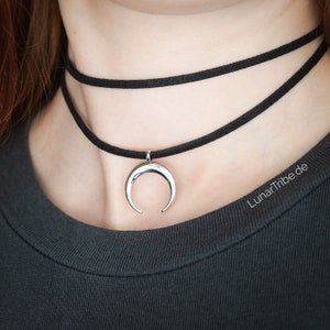Collana girocollo doppia nera con ciondolo a mezzaluna argentata: cordino in ecopelle con ciondolo a luna in acciaio inossidabile, misura regolabile.