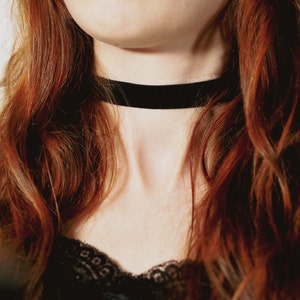 Black velvet necklace in various widths: elastic velvet choker necklace with adjustable stainless steel clasp.