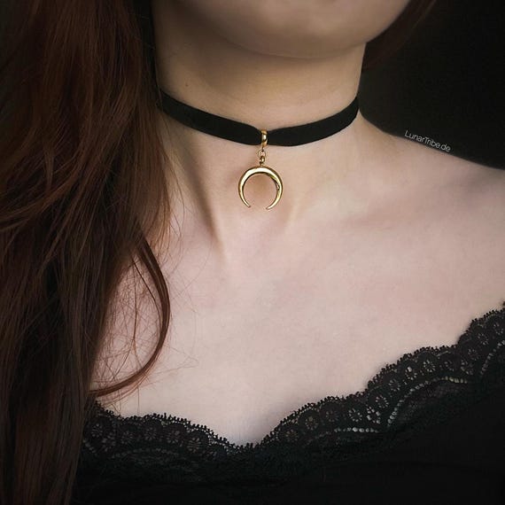 Collana girocollo in velluto nero con ciondolo a forma di luna dorata: girocollo in velluto morbido ed elastico con ciondolo a forma di mezzaluna e chiusura in acciaio inossidabile. - Italia
