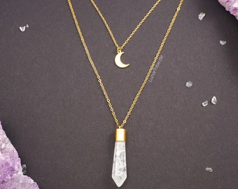 Gouden bergkristal ketting met maansikkel hanger, meerrijige edelsteen ketting, gouden maan ketting met bergkristal, bergkristal sieraden