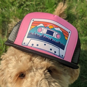Seu boné Trucker FAVORITE MIX TAPE em branco com malha nas costas e arte personalizada