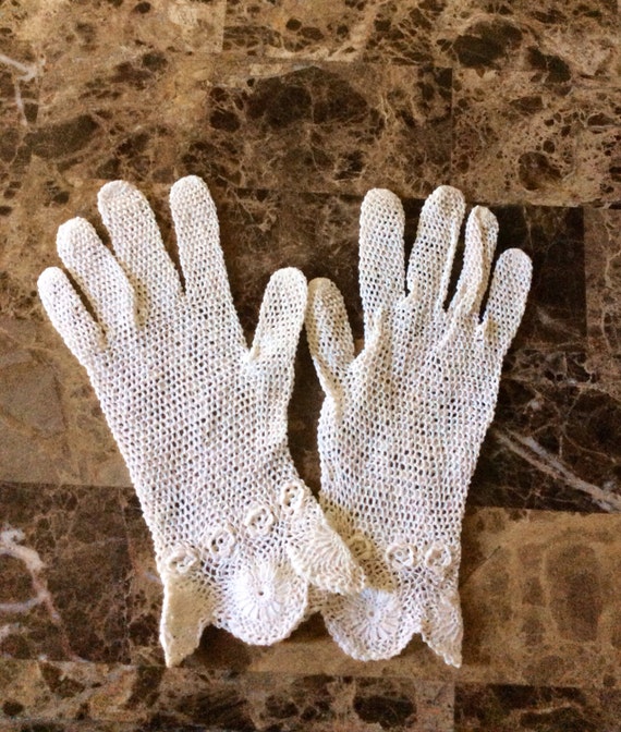 Vintage crochet gloves/antique white/small