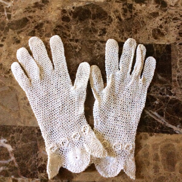 Vintage crochet gloves/antique white/small