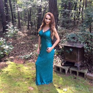 Party dress,green, size 4, sequined formal green dress is beaded with open back, perfect formal dress for any occasion.