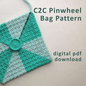 Pode incluir: Um padrão de bolsa de cata-vento de crochê em tons de verde-azulado e azul claro. A bolsa apresenta um design quadrado com um fecho circular e uma alça a condizer. O texto "C2C Pinwheel Bag Pattern" e "digital pdf download" são visíveis.