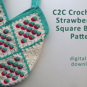 Könnte beinhalten: Eine Häkel-Tasche mit quadratischem Design, die ein sich wiederholendes Muster aus Erdbeeren in Rot und Türkis zeigt. Die Tasche hat einen türkisfarbenen Riemen und ist aus weißem Garn gefertigt. Der Text "C2C Crochet Strawberry Square Bag Pattern" und "digital pdf download" ist auf dem Bild zu sehen.
