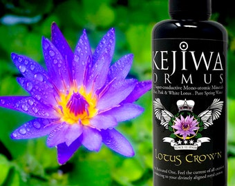 Könnte beinhalten: Eine schwarze Flasche mit einem weißen Etikett, auf dem "KEJIWA ORMUS LOTUS CROWN" steht. Die Flasche enthält eine Flüssigkeit und ist von einer violetten Seerose mit gelber Mitte umgeben.