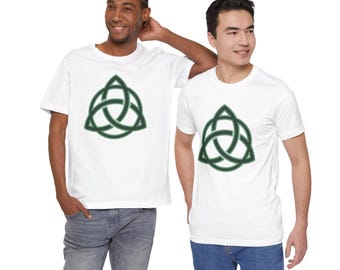 Op de afbeelding: Twee witte T-shirts met een groen Keltisch knoopontwerp. De knoop is een gestileerde driehoek met drie in elkaar grijpende cirkels.
