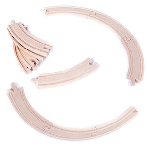 8 Piece round wooden train track.
