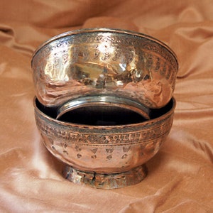 Set von zwei gravierten persischen Kupferschalen