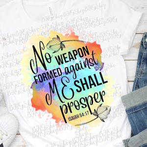 Puede incluir: Un diseño de sublimación con un fondo de acuarela con un esquema de color arcoíris. El diseño incluye el texto "No weapon formed against me shall prosper" con la referencia bíblica "Isaiah 54:17".