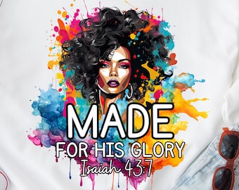 Op de afbeelding: Witte trui met een kleurrijk aquarelontwerp van een vrouwen gezicht en de tekst "MADE FOR HIS GLORY Isaiah 43:7".