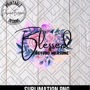 Peut inclure: Conception de sublimation avec un arrangement floral aquarelle avec des fleurs roses, violettes et bleues. Le texte "Blessed Beyond Measure" est &eacute;crit en cursive noire.