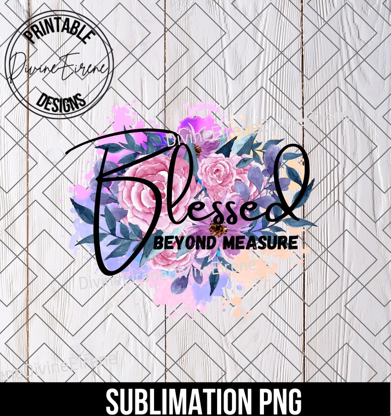 Peut inclure: Conception de sublimation avec un arrangement floral aquarelle avec des fleurs roses, violettes et bleues. Le texte "Blessed Beyond Measure" est &eacute;crit en cursive noire.