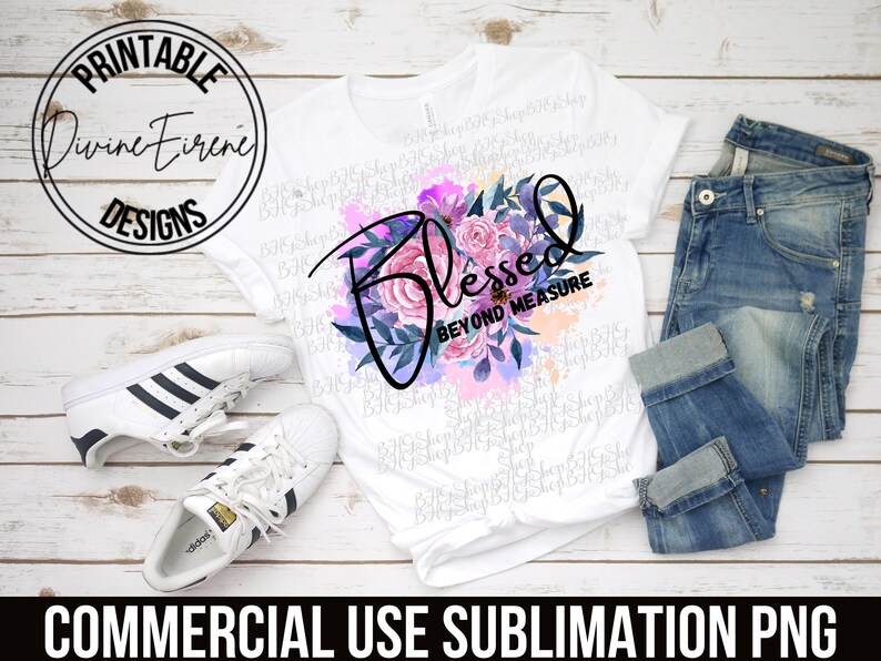 Peut inclure: Un motif de transfert par sublimation blanc avec un arrangement floral aquarelle avec des fleurs roses et violettes. Le texte "Blessed Beyond Measure" est &eacute;crit en &eacute;criture noire sur les fleurs.