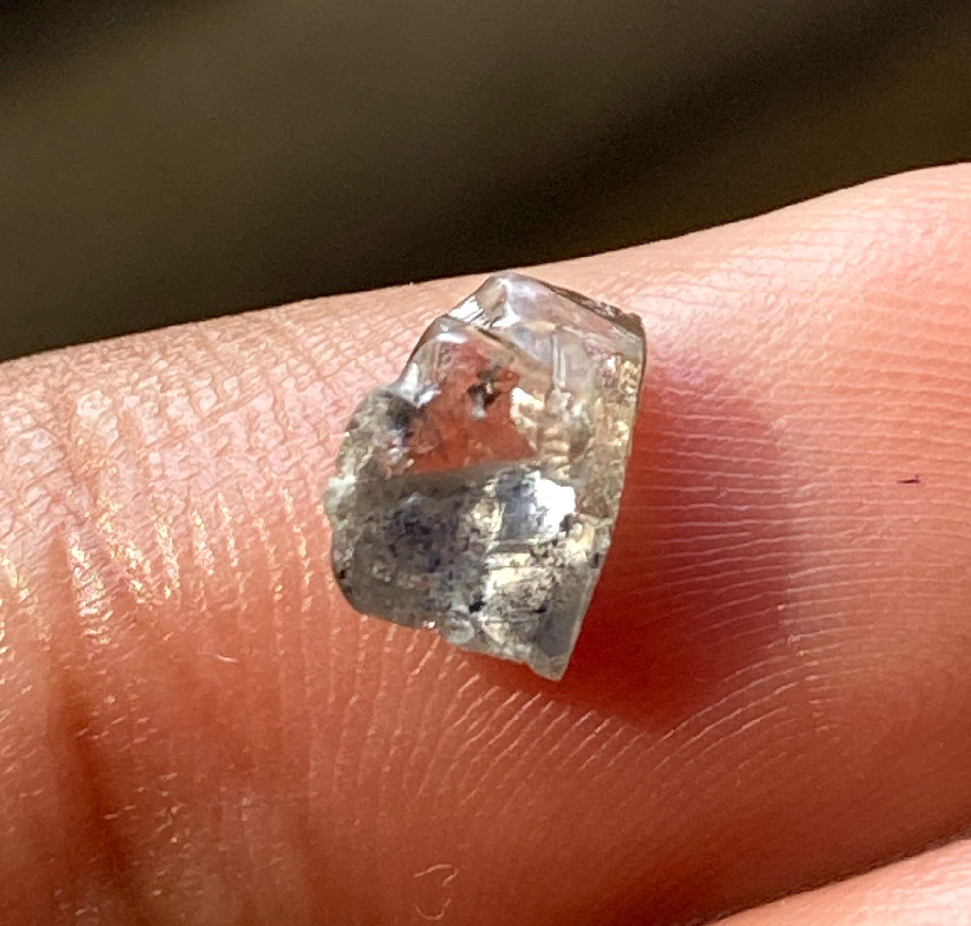 Diamant sel et poivre ovale de 0,94 carat : diamant brut gris noir naturel - Canada