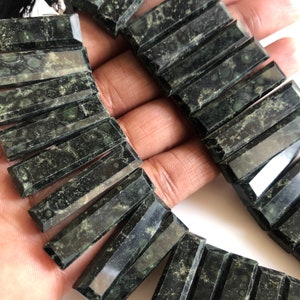 34 mm do 25 mm Naturalny zielony jaspis kambaba bagietka prostokąt kształt schodkowy szlifowany z góry bokiem wiercone fasetowane koraliki biżuteria, sprzedawane jako 9"/4,5" GDS1798