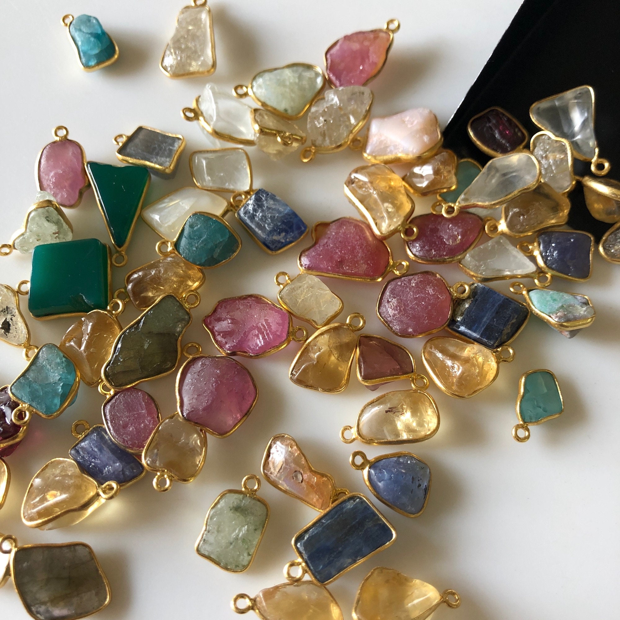 10個 9-12 mm マルチジェムストーン 未加工 ラフコネクターチャーム