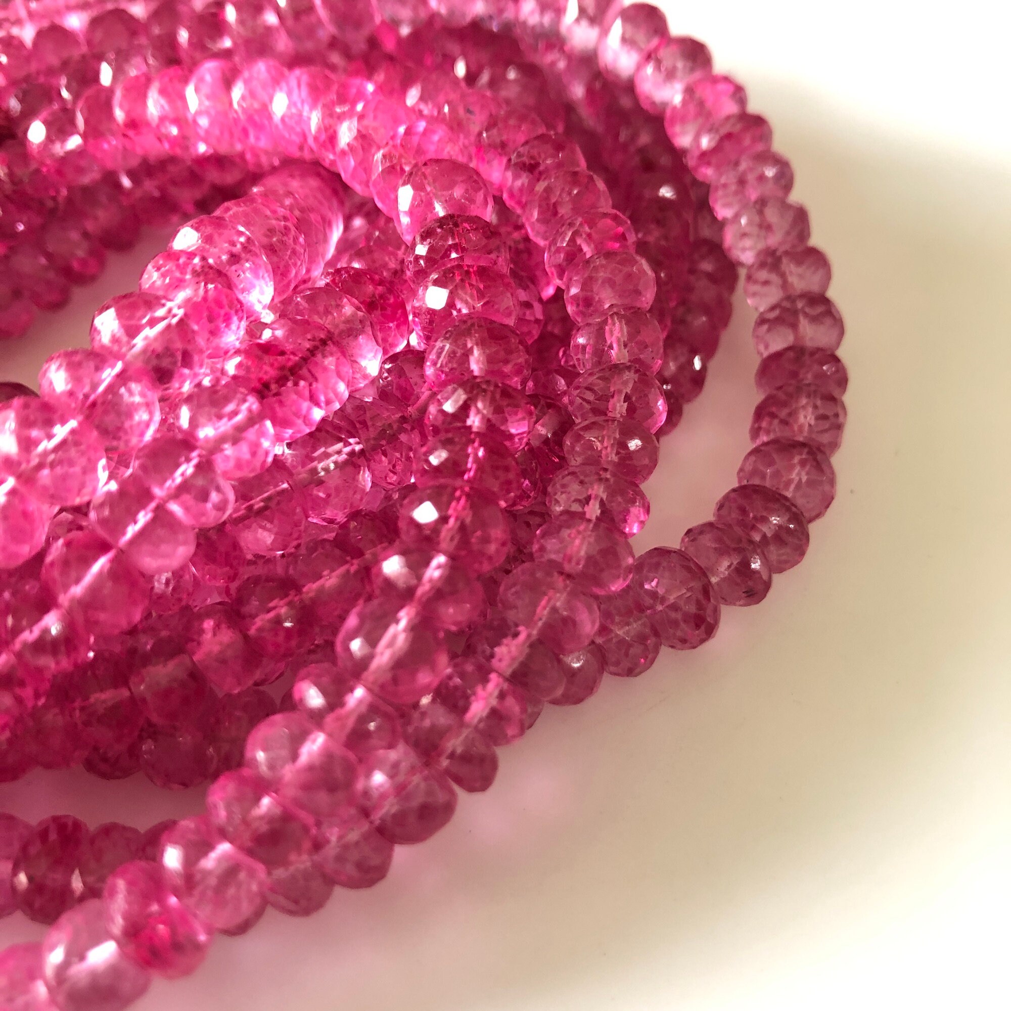 ルビーピンクオーラクォーツ　クリスタル ルビーカラー天然クォーツクリスタル、カラーコーティングされたピンク