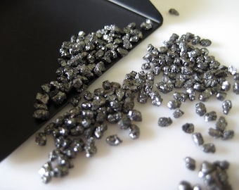 5 carati Peso da 2 mm a 3 mm Chip di diamante nero non tagliato, trucioli di diamante grezzo grezzo naturale per la creazione di gioielli