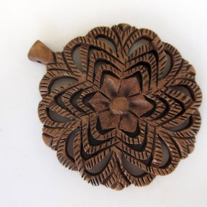 2 Pieces Hand Carved Wooden Filigree Flower Pendant, Handmade Pendant, Wood Art And Craft Framing Supplies Jewelry, GDS1046/17