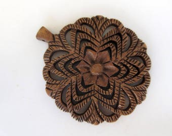 2 Pieces Hand Carved Wooden Filigree Flower Pendant, Handmade Pendant, Wood Art And Craft Framing Supplies Jewelry, GDS1046/17