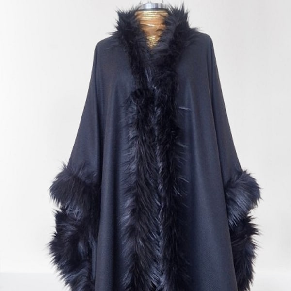 Zwarte wollen grote sjaal, cape met bontafwerking, grote en opvallende gotische omslagdoek - Pllus-maat kleding ooak
