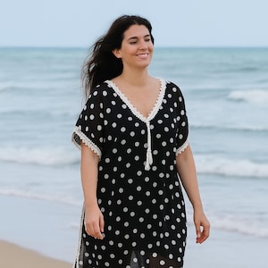 in boho style with crochet embellishment design adds a touch of discreet seduction, perfect for those who want to combine a chic and feminine look, yet relaxed. Its flowing cut with a slit on one side creates a graceful silhouette perfect for any occasion.