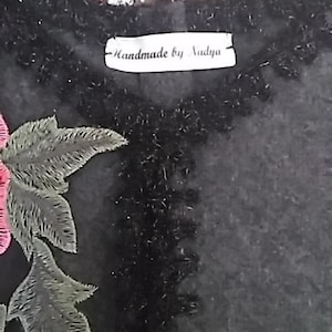wool cashmere capelet
embellished with applique flower and glitery whipstich trim