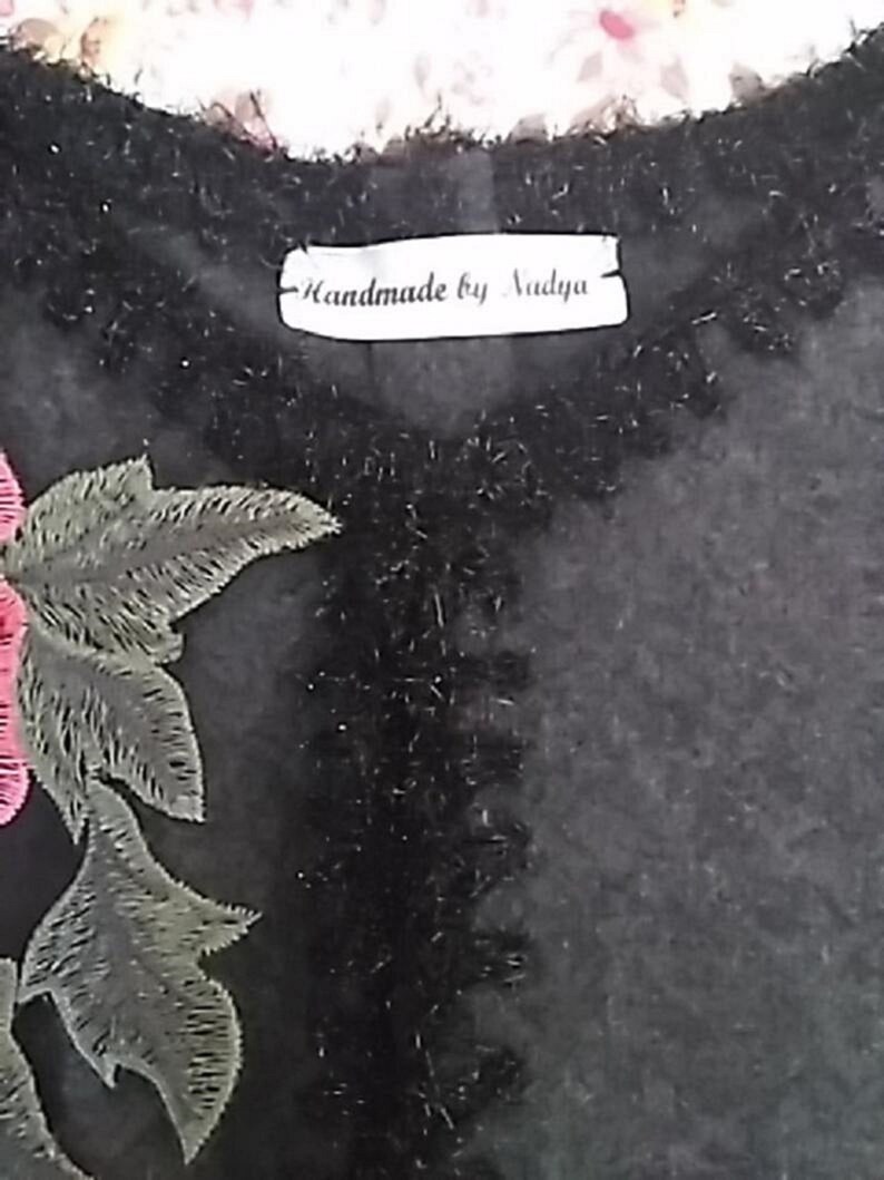 wool cashmere capelet
embellished with applique flower and glitery whipstich trim