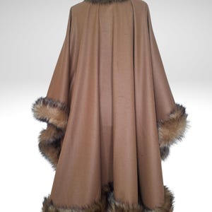 Vintage inspired alpaca cashmere cape with fox fur trim – handmade, OOAK plus size wrap. Perfect for elegant winter looks, evening wear & weddings.