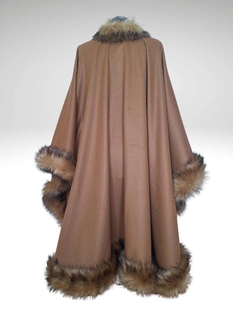 Vintage inspired alpaca cashmere cape with fox fur trim – handmade, OOAK plus size wrap. Perfect for elegant winter looks, evening wear & weddings.
